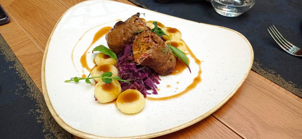 Rolada śląska z kluskami i modrą kapustą